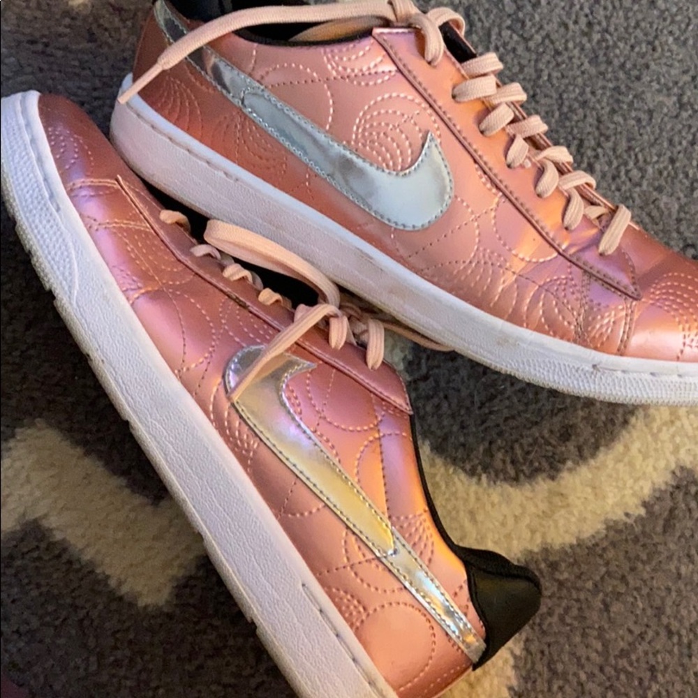Rose gold metallic Nike sneakers - Picture 8 of 9